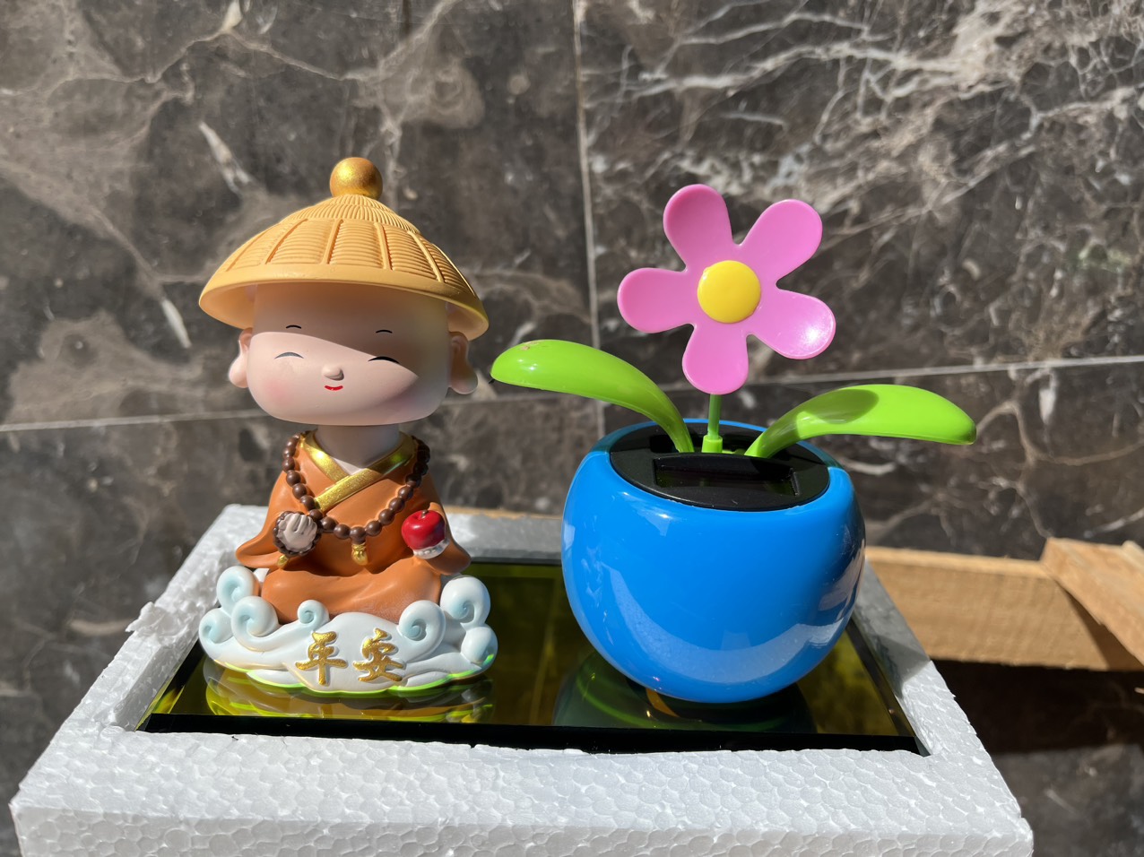 Tượng Nước Hoa Chú Tiểu Chậu Hoa Dễ Thương Trang Trí Taplo Ô Tô