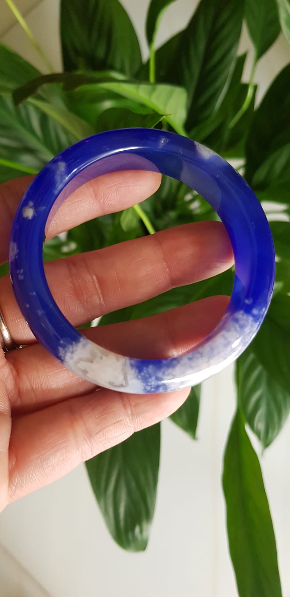 Vòng tay Nữ Bản Hẹ Mới Đá Mã Não Xanh Dương Đậm Bông Tuyết rất là đẹp ạ Vòng Ni 50mm x Cao 14mm x dầy 8mm Nữ mệnh Thủy mệnh Mộc Cân nặng 47kg - 51kg đeo xinh tay đẹp lắm ạ