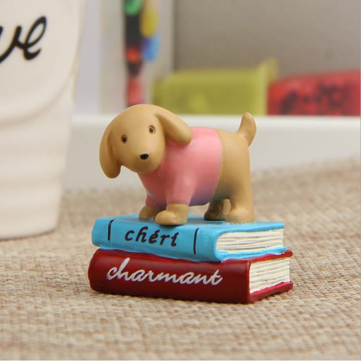 Mô hình chú chó nhỏ đứng trên chồng sách thích hợp trang trí tiểu cảnh, chụp ngoại cảnh, DIY