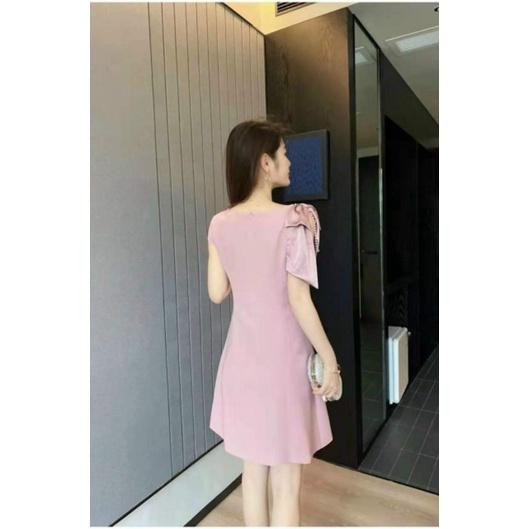 HÀNG NHẬP - ĐẦM SUÔNG CỔ LỆCH ĐÍNH HẠT CHÂU 1 BÊN VAI KẾT NƠ HẠT CHÂU