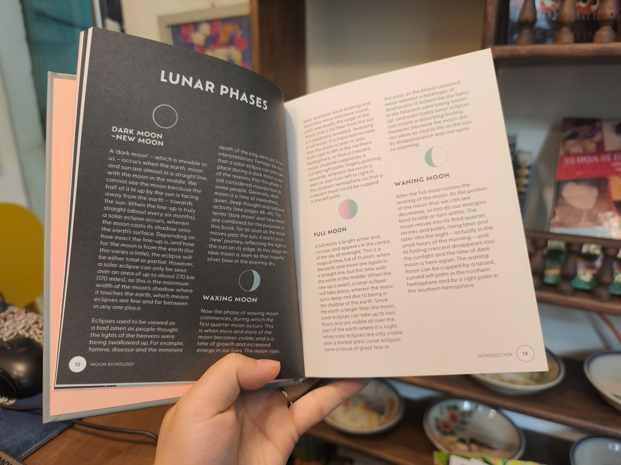 Sách - Moon Astrology: using the moon's signs and phases to enhance your life by Teresa Dellbridge