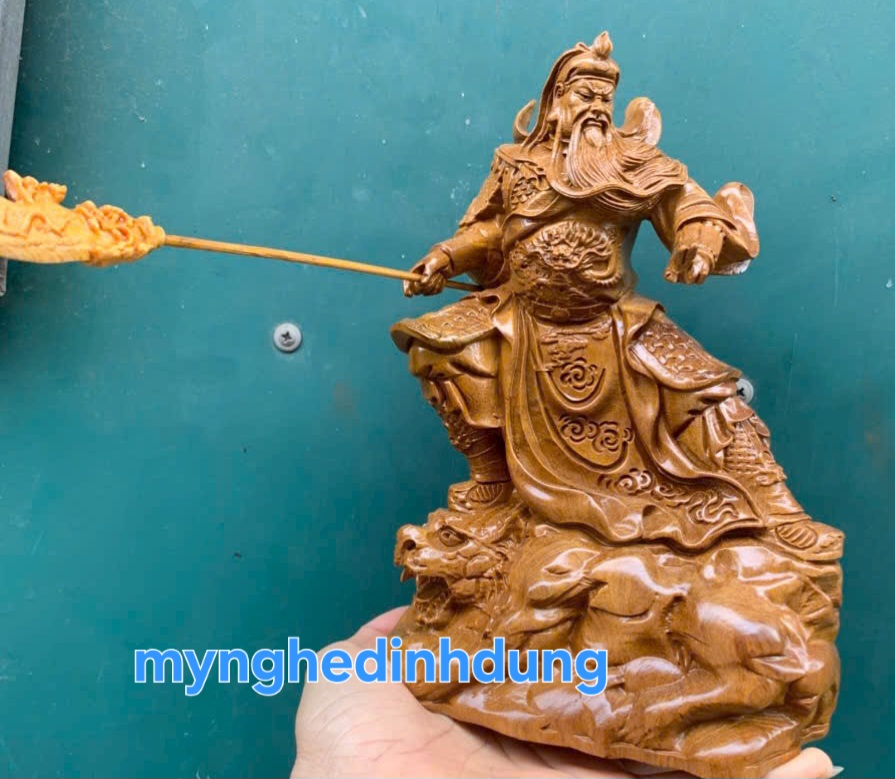 Tượng quan công đứng trên đầu hổ bằng gỗ bách xanh thơm nức kt cao 20×15×8cm