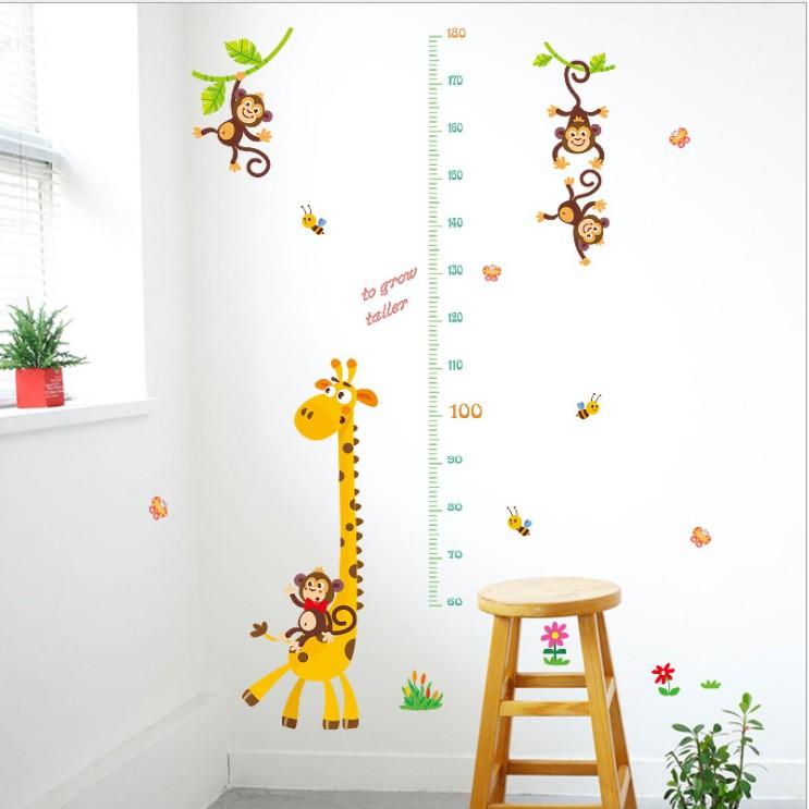 Decal trang trí tường - thước đo Hươu Nâu dây leo khỉ