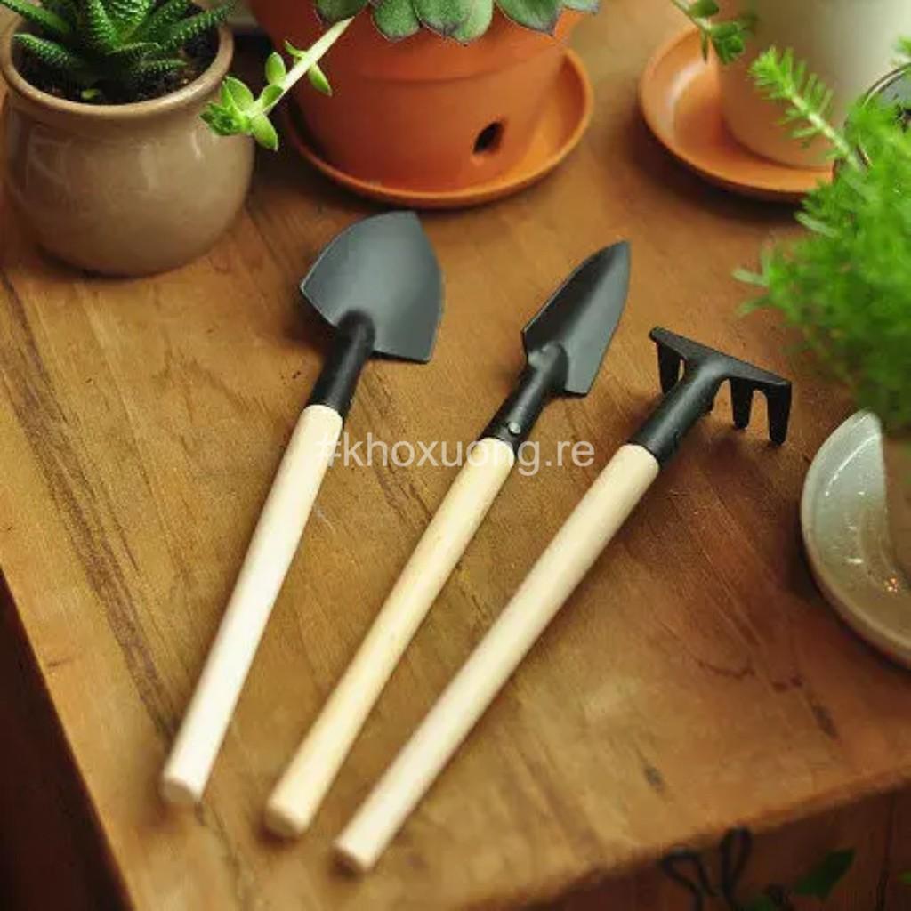 Bộ Dụng Cụ Làm Vườn 3 món Mini gọn nhẹ gồm, 1 xẻng, 1 xúc, 1 cào, sử dụng tiện lợi, kiểu dáng đẹp