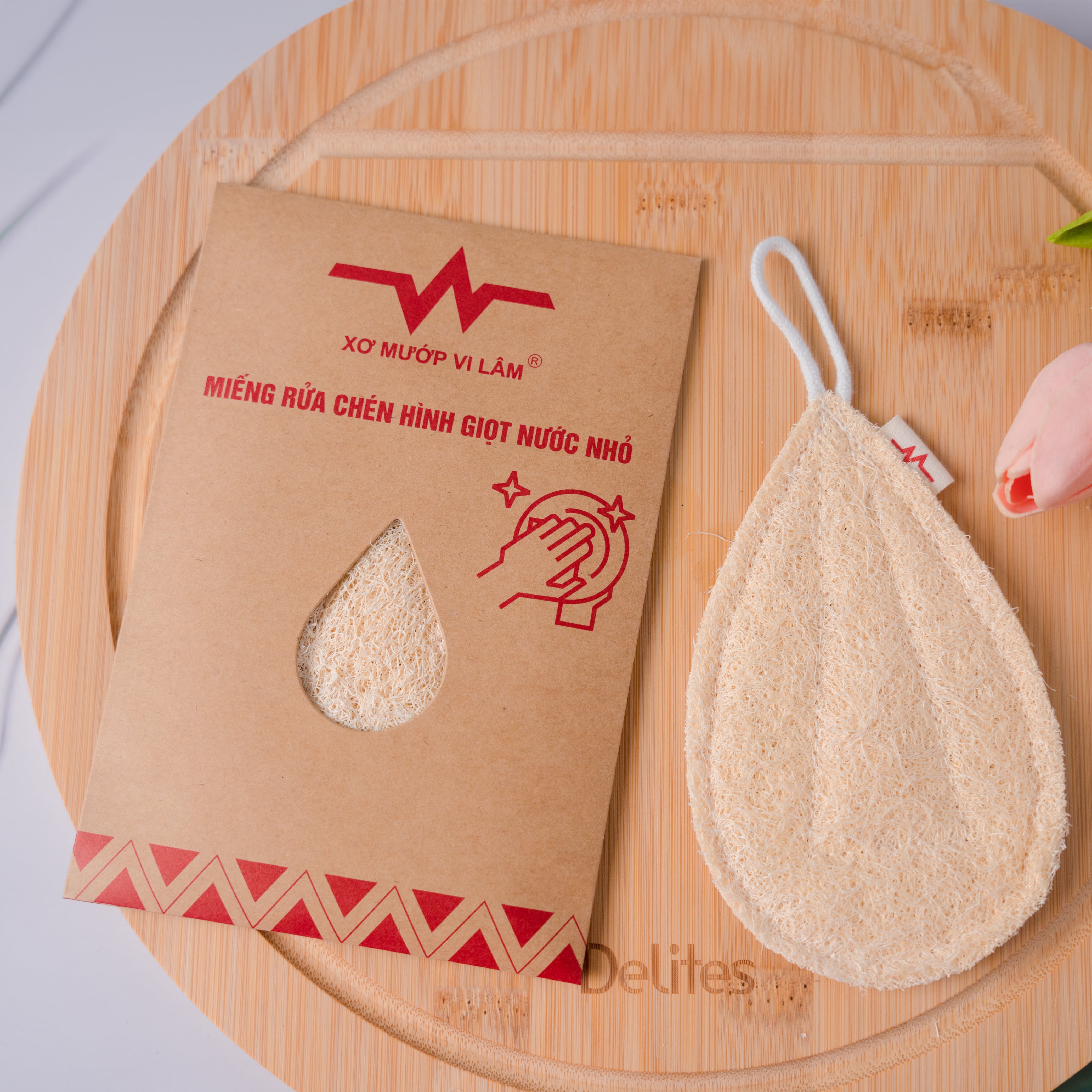 Miếng rửa chén xơ mướp thiên nhiên hình giọt nước nhỏ, tiện lợi khi sử dụng, không gây hại da tay và thân thiện với môi trường. Không gây xước men chén đĩa khi cọ rửa.
