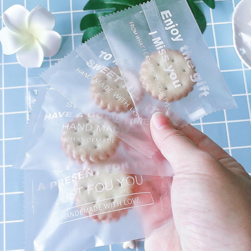 100 Túi Đựng Bánh Kẹo, Bao Bì Đựng Trà, Bánh Kẹo Họa Tiết Chữ Tiếng Anh Trắng 4 Trong 1 - VUA BAO BÌ