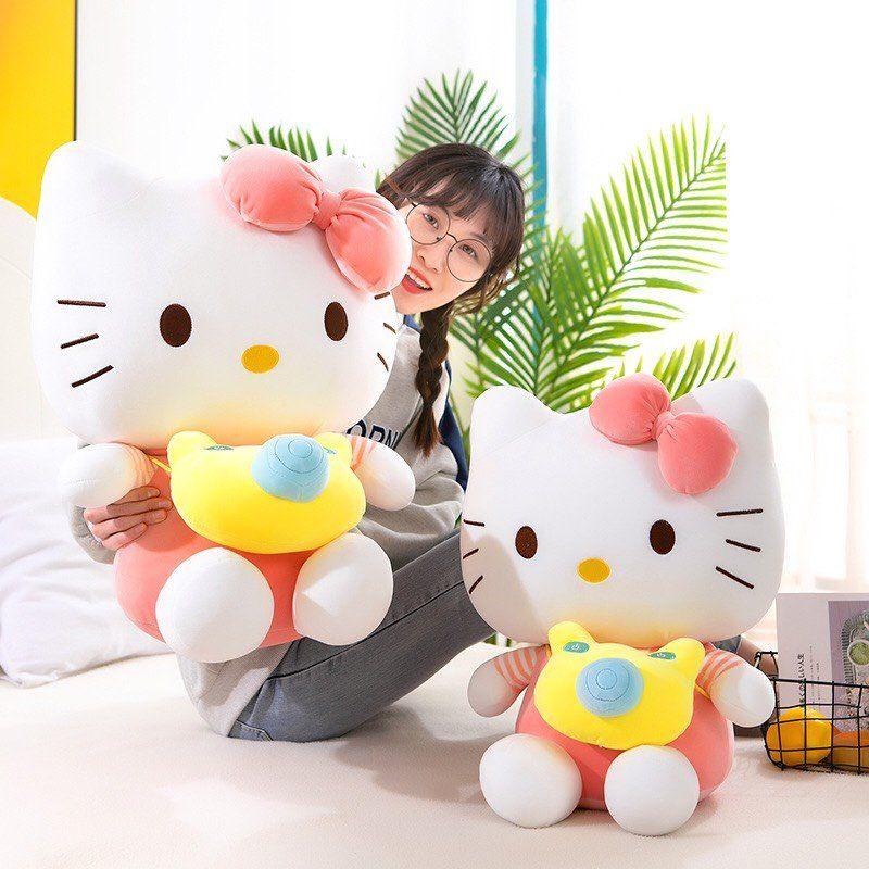 BÔNG KITTY/ GẤU BÔNG HÌNH KITTY CHO BÉ MẪU KITTY ĐEO MÁY ẢNH MẶC ÁO ĐI DU LỊCH SIZE 35CM (trái dâu tây)