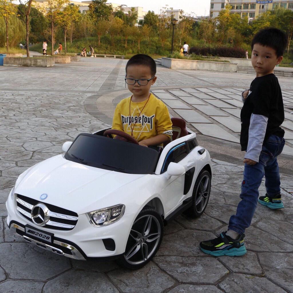 Ô tô xe điện trẻ em BABY KID MERCEDES KP-2028 đồ chơi vận động cho bé 2 chỗ 4 động cơ (Đỏ-Trắng)