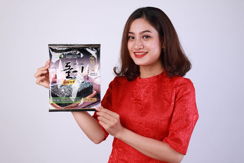 Combo mua 02 tặng 01 - Rong Biển Nướng Giòn có gia vị Snack Dolgim 24G ăn liền (Combo 02 Gói) - Cuộn kẹp cơm Good&amp;Well Hàn Quốc