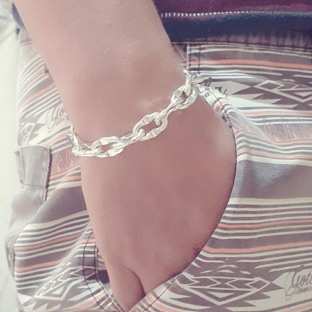 Vòng tay nam Bạc Quang Thản kiểu lắc mềm mắt đơn dập độ dài từ 18-20cm trọng lượng 9,5 chỉ chất liệu bạc ta không xi mạ.