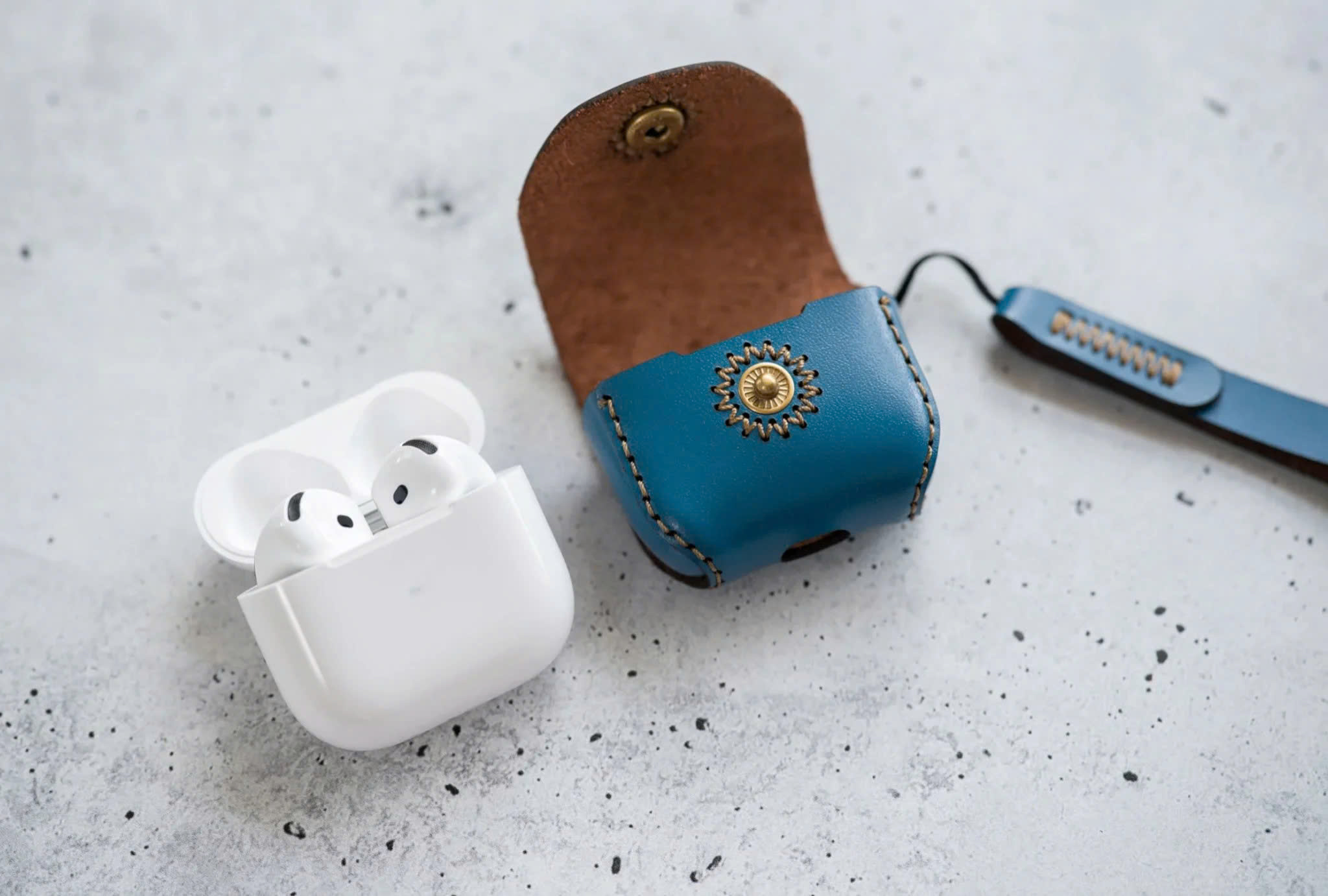 Bao da dành cho nút bấm Airpods 5 , hiệu Khắc Tên, chất liệu da bò - Hàng chính hãng