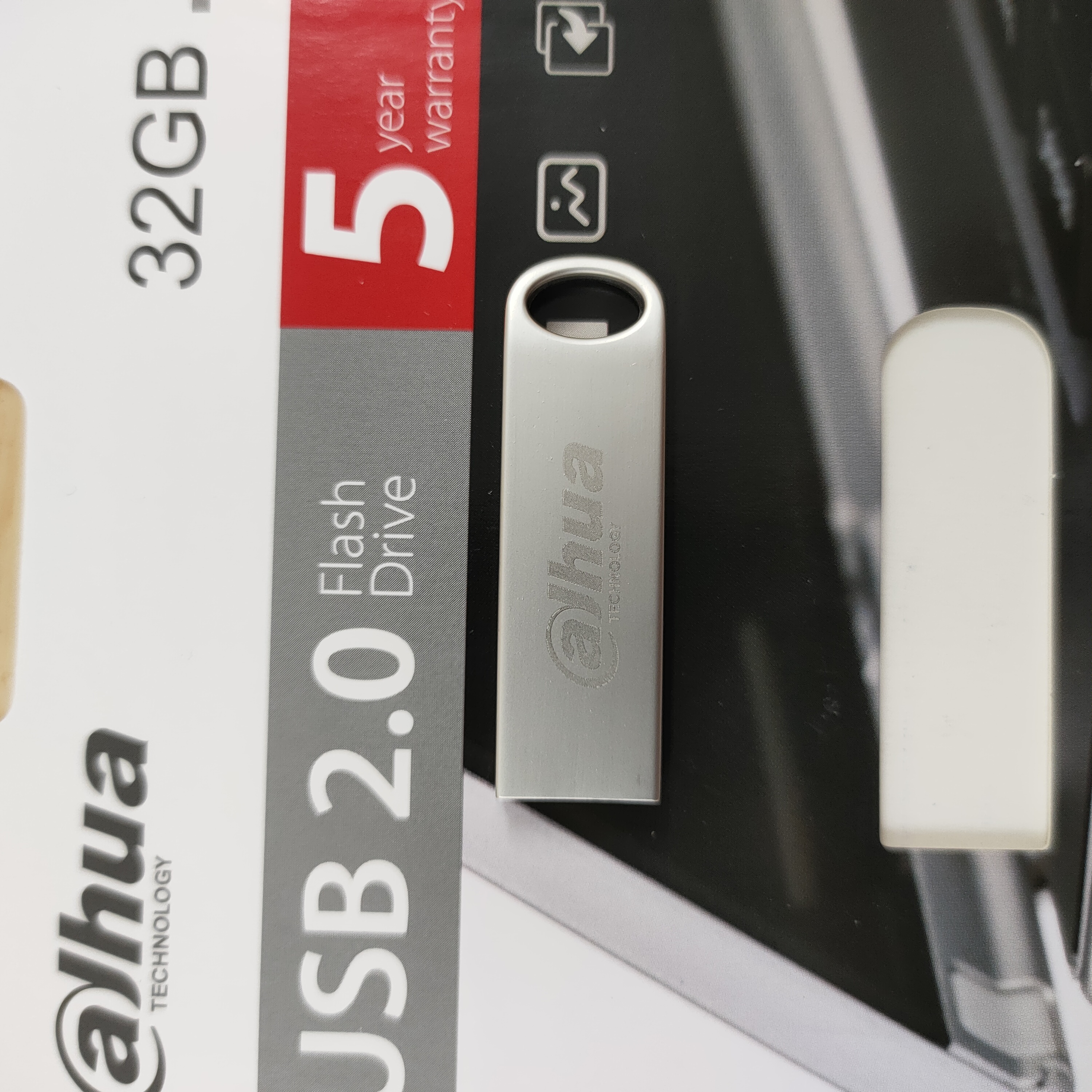USB 2.0 Dahua U106 32GB Vỏ kim loại có khuyên móc khóa - Hàng chính hãng