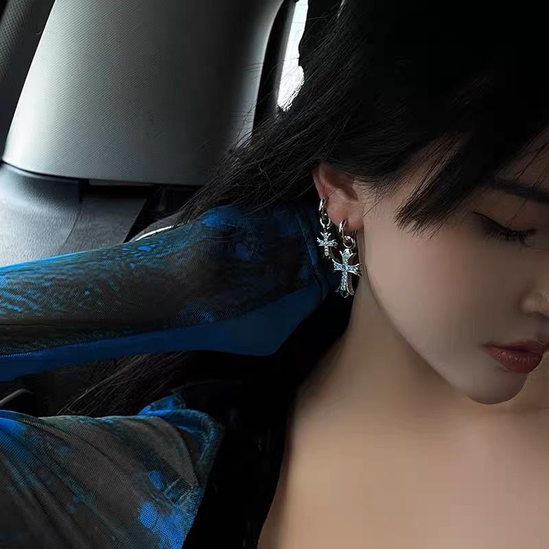 Hoa tai đính đá cá tính - Arora boutique