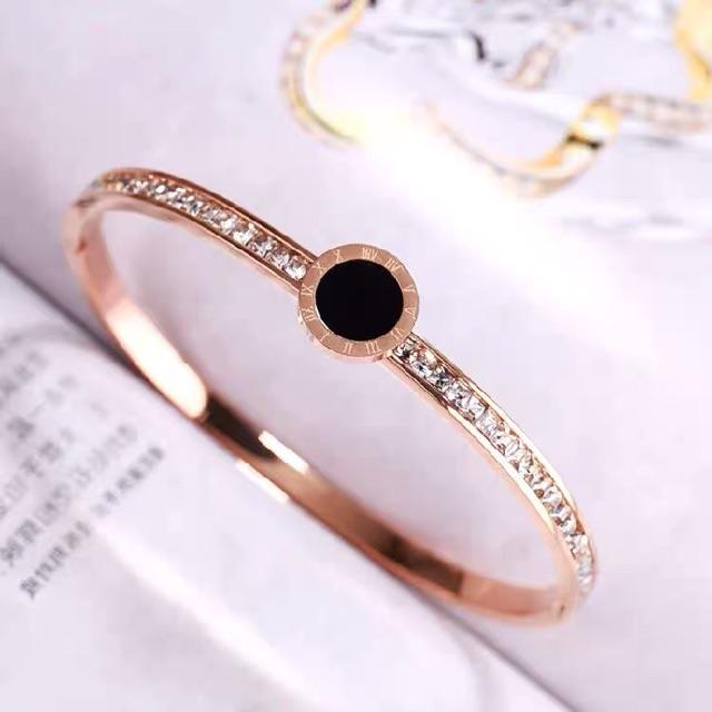 Vòng tay titan tròn quyến rũ không đen