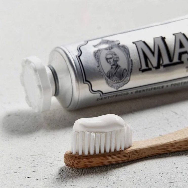 Kem đánh răng Marvis Steady Europe - Smokers Whitening Hương Bạc Hà Và Hoạt Chất Chuyên Làm Trắng Răng