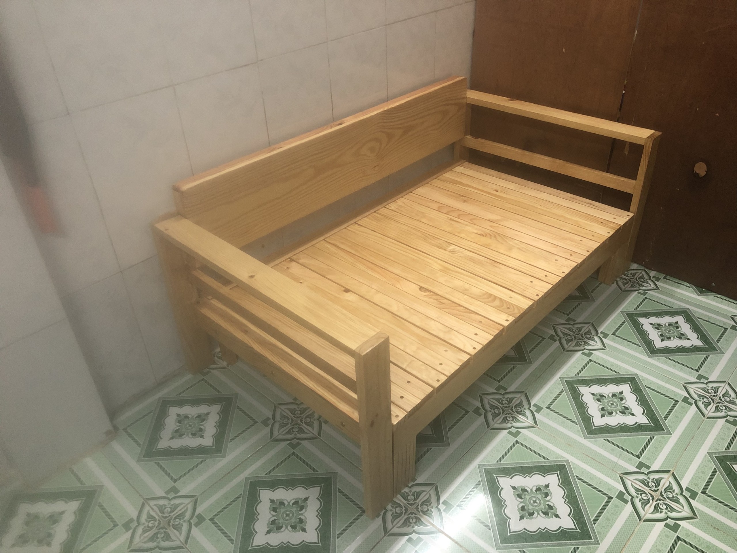 Ghế sofa giường gỗ tư nhiện, hiện đại phù hợp không gian nhỏ