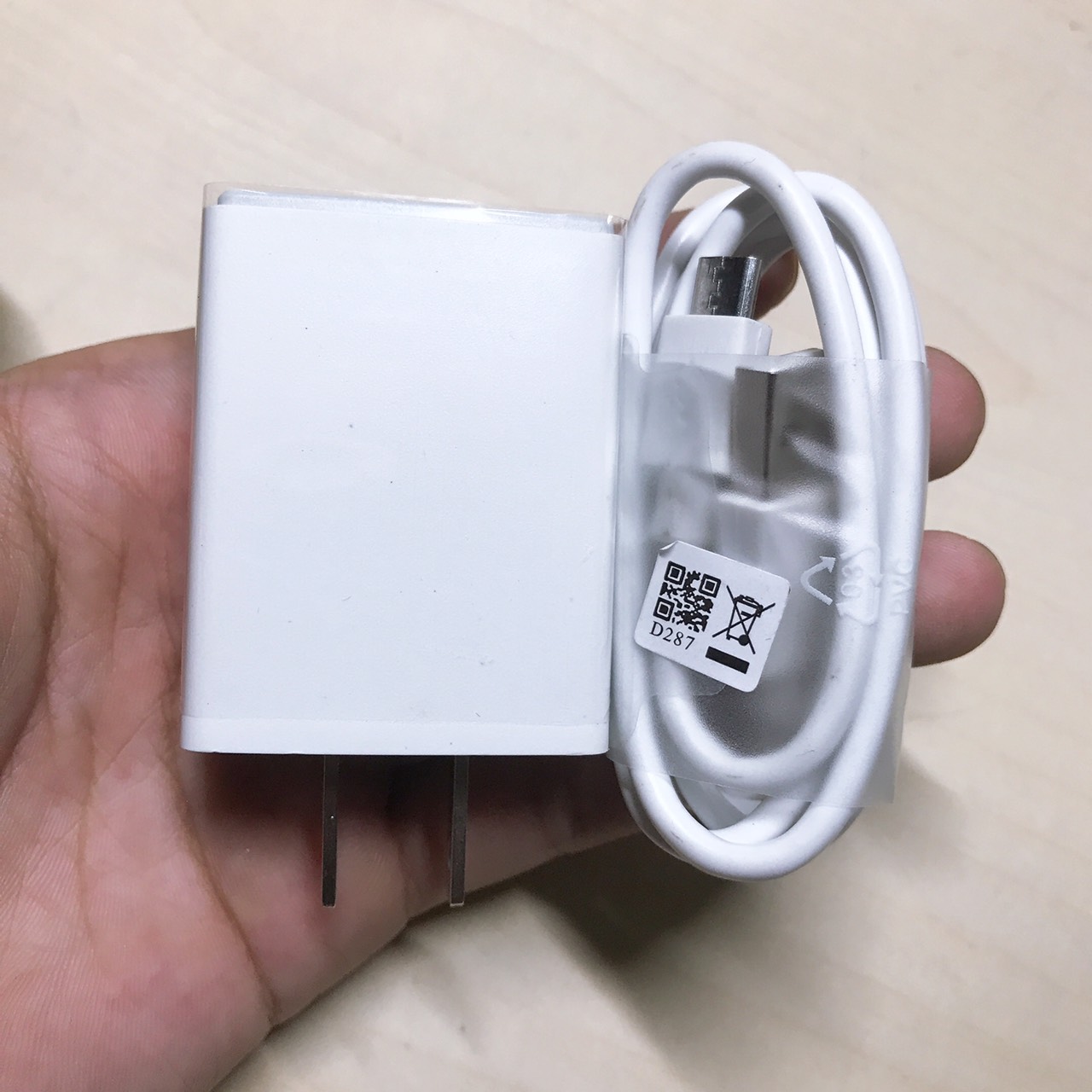 Bộ sạc nhanh 10W chân dẹt màu trắng tặng kèm cáp sạc USB micro dùng cho samsung, sony, nokia, vivo, oppo, redmi...
