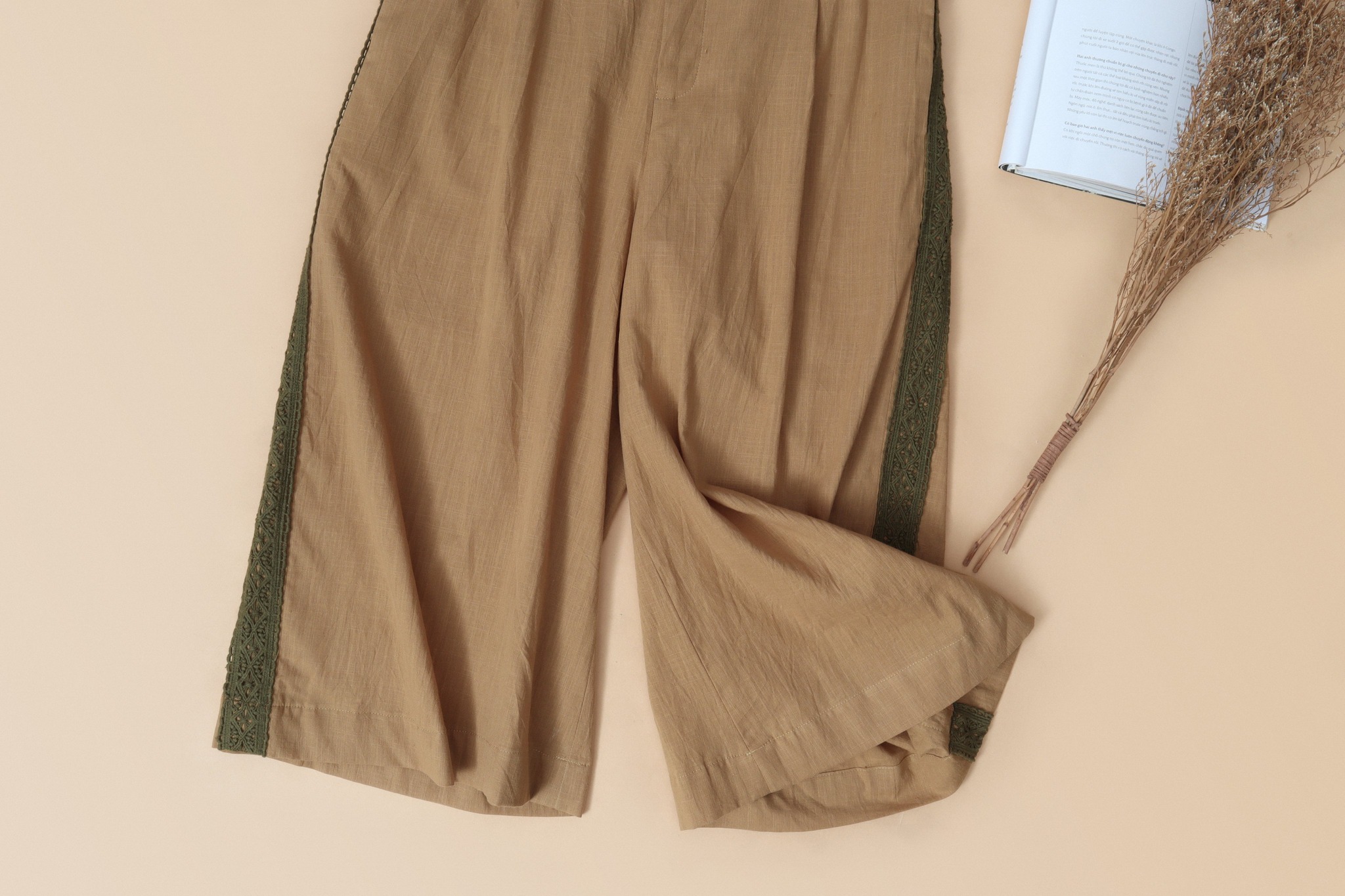 Quần suông lửng Linen phối ren sườn KACHISA màu vàng đất