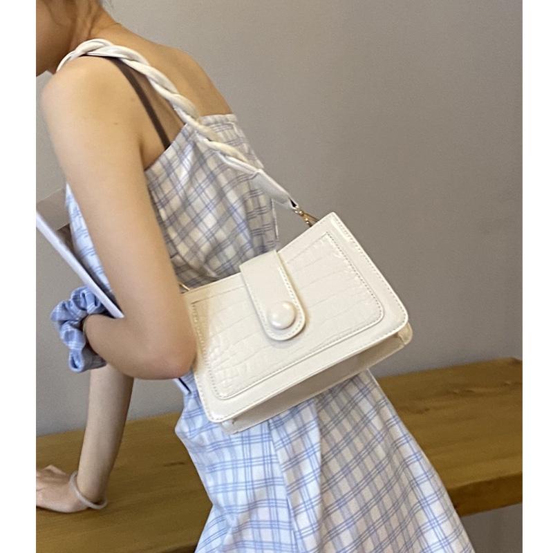 Túi kẹp nách quai xoắn, túi mini nữ MiiZzu đeo vai đi chơi cúc tròn phong cách thời trang Hàn Quốc size 18cm (T044)