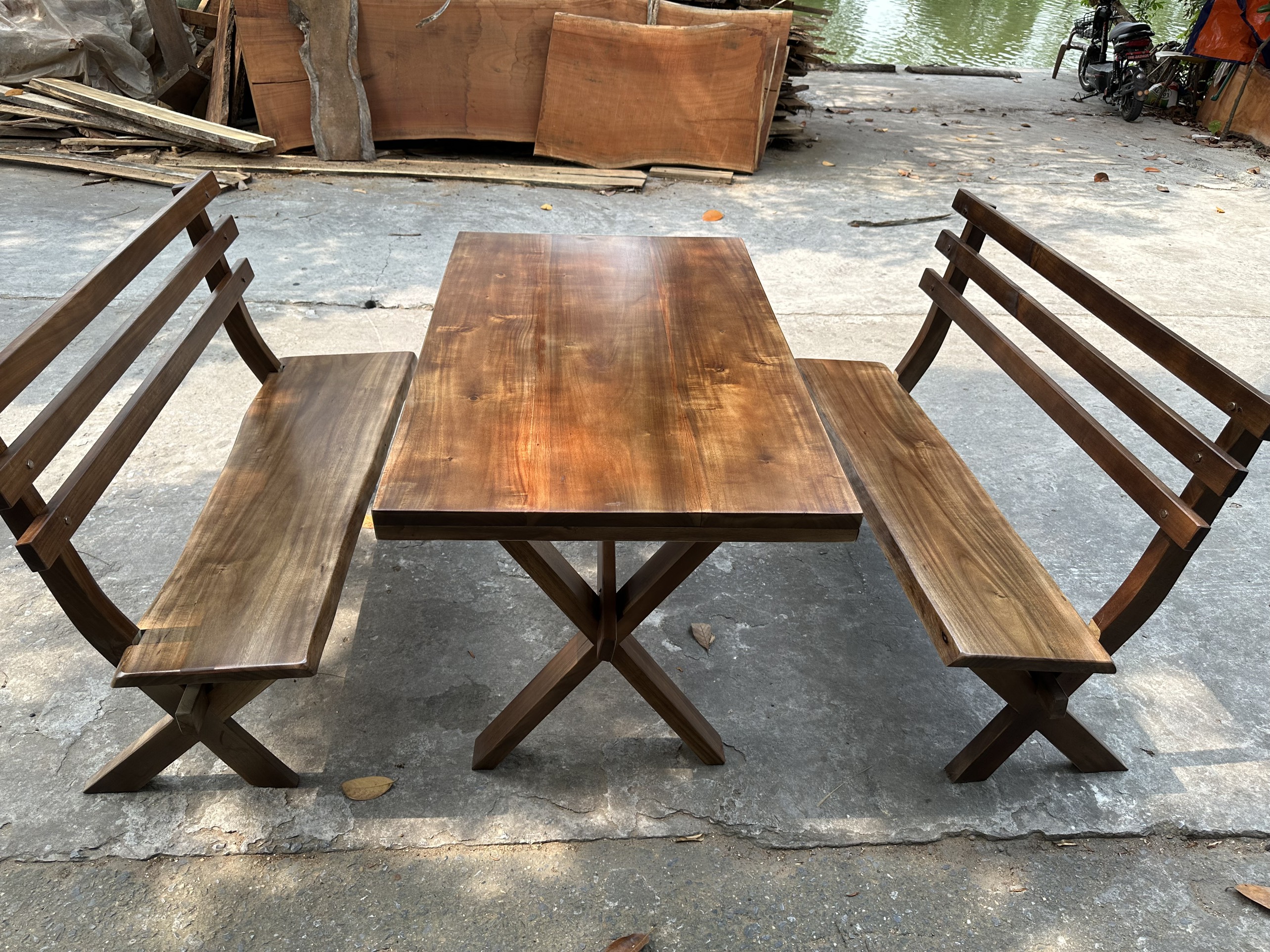 Bộ bàn ghế sân vườn gỗ tự nhiên 1 bàn 2 ghế băng có tựa lưng