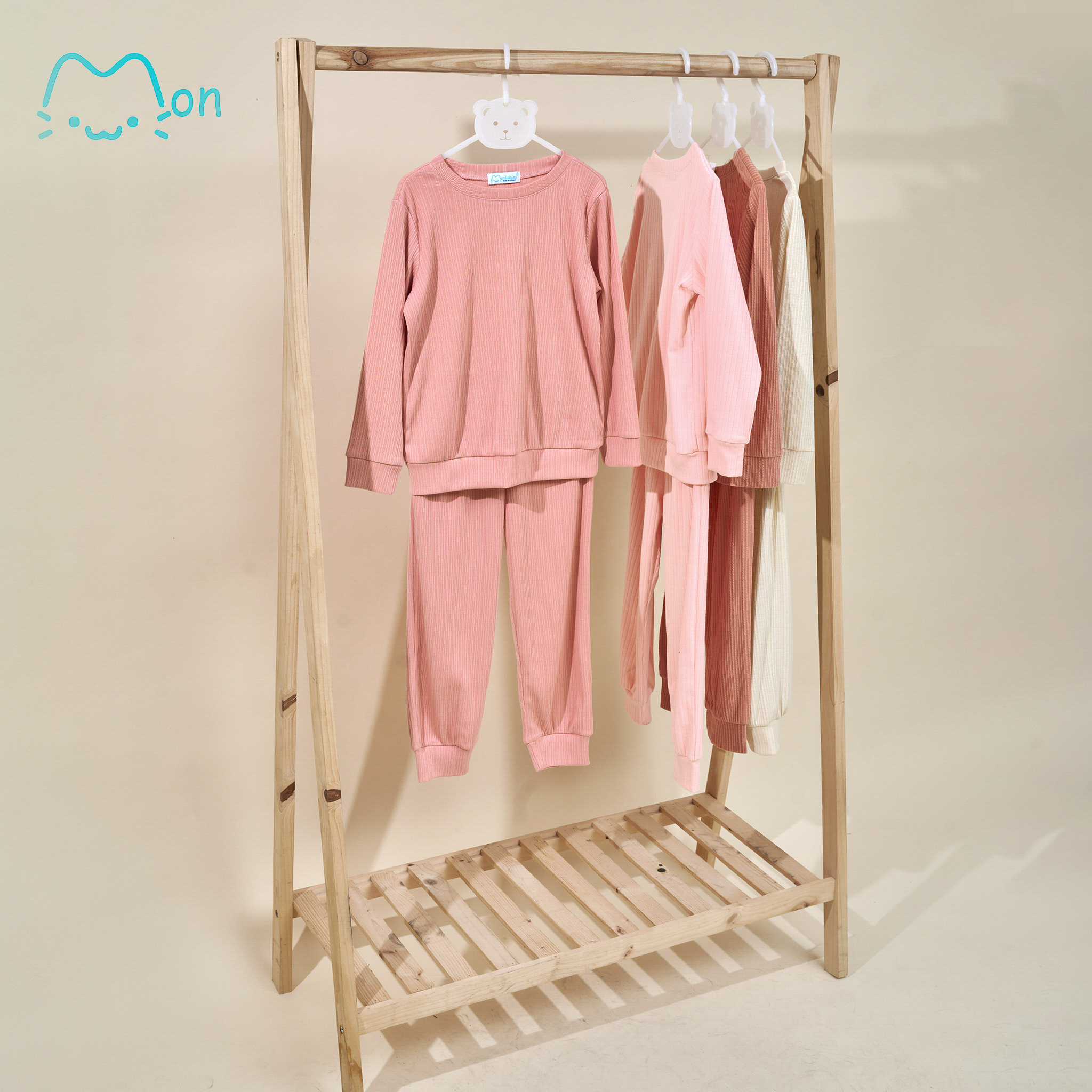 Bộ mặc nhà bé gái dài tay, bộ nỉ bé gái chất liệu thun gân, bo đũa mềm mịn, thoáng mát MonBabies BMNGL22W021
