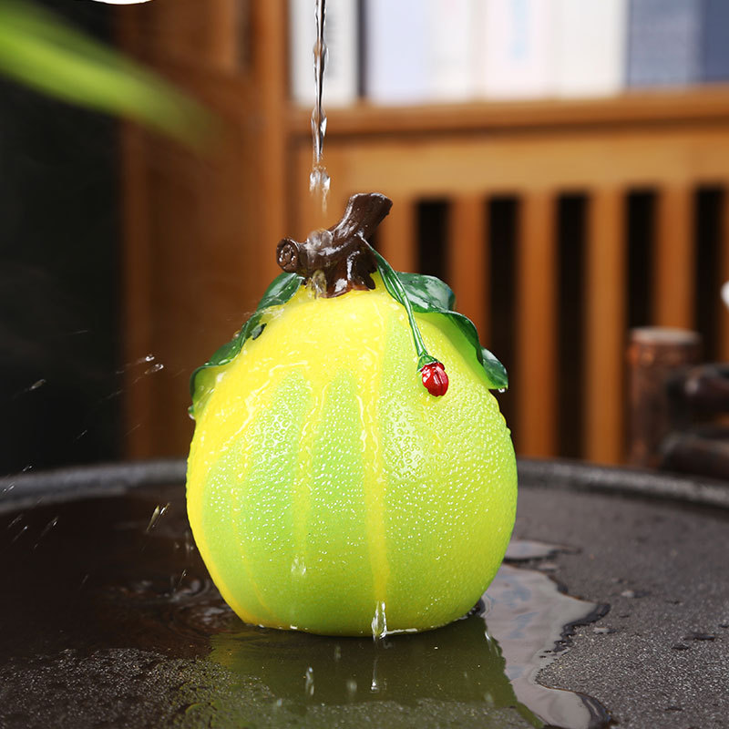 Quả bưởi đổi màu trang trí bàn trà