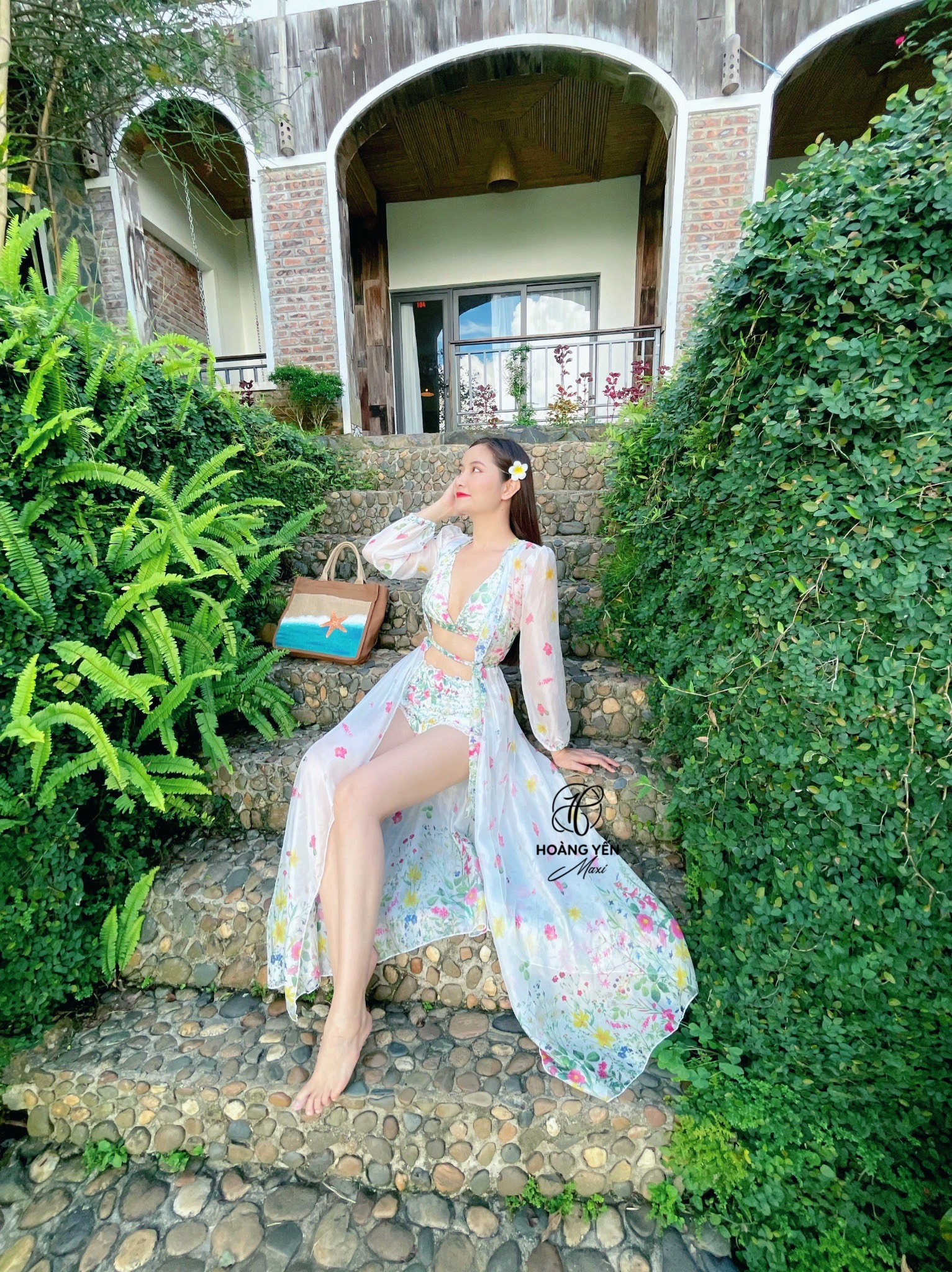 Bikini đi biển + áo choàng đi biển màu trắng in hoa cỏ chất tơ mềm mịn bây bổng HOANGYEN