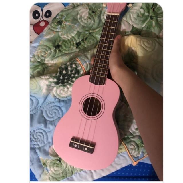 Ukulele hồng nhạt