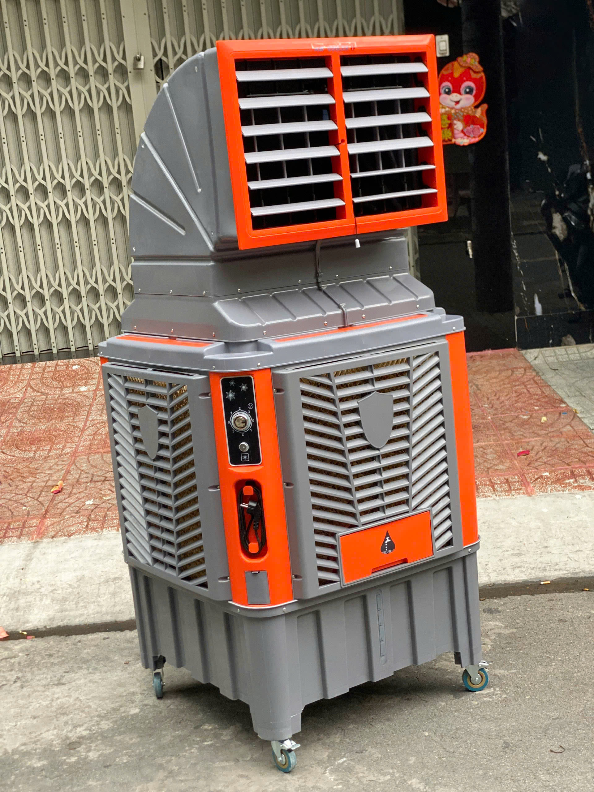 Quạt Điều Hòa Hơi Nước Công Nghiệp  Maki QF260 Dung Tích 130 Lít Công suất 1500W 4 Bánh Xe Di Chuyển Diện Tích Làm Mát Đến 150M2 Dùng Cho Công Nghiệp Diện Tích Lớn Đám Tiệc Sự Kiện Ngoài Trời hàng nhập khẩu