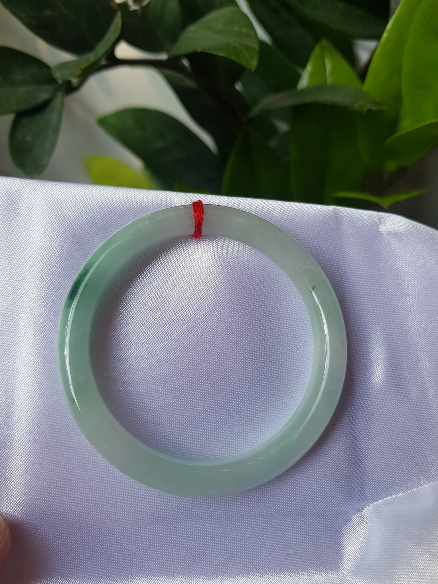 Vòng cẩm thạch tự nhiên A LÝ 51mm x 7,2mm Màu xanh lý nhẹ tô điểm 1 Vân Xanh Lý Đậm đẹp Nữ Mộc Hỏa Thủy 50kg - 57kg ạ