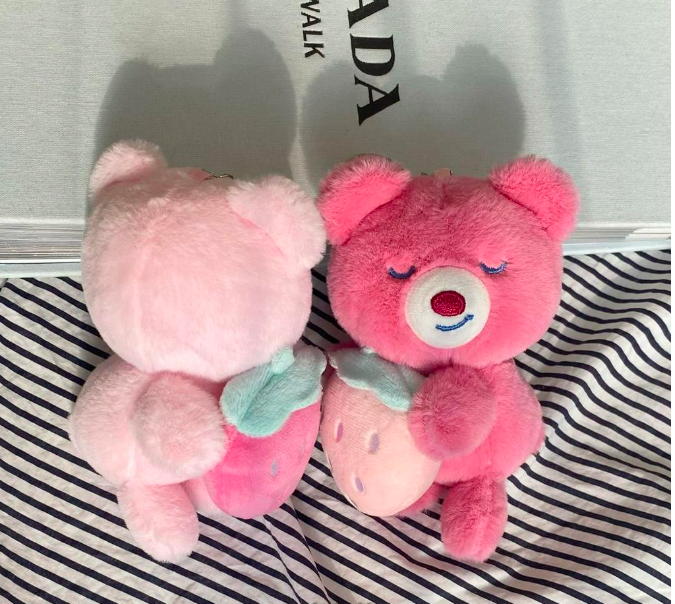 Gấu dâu lotso ngồi, nằm nghiên, lotso nguyên bản cute nhiều mẫu mã - Size 20cm - Quà tặng thú nhồi bông gấu dâu dễ thương - Gối ôm mềm mịn cho bé.
