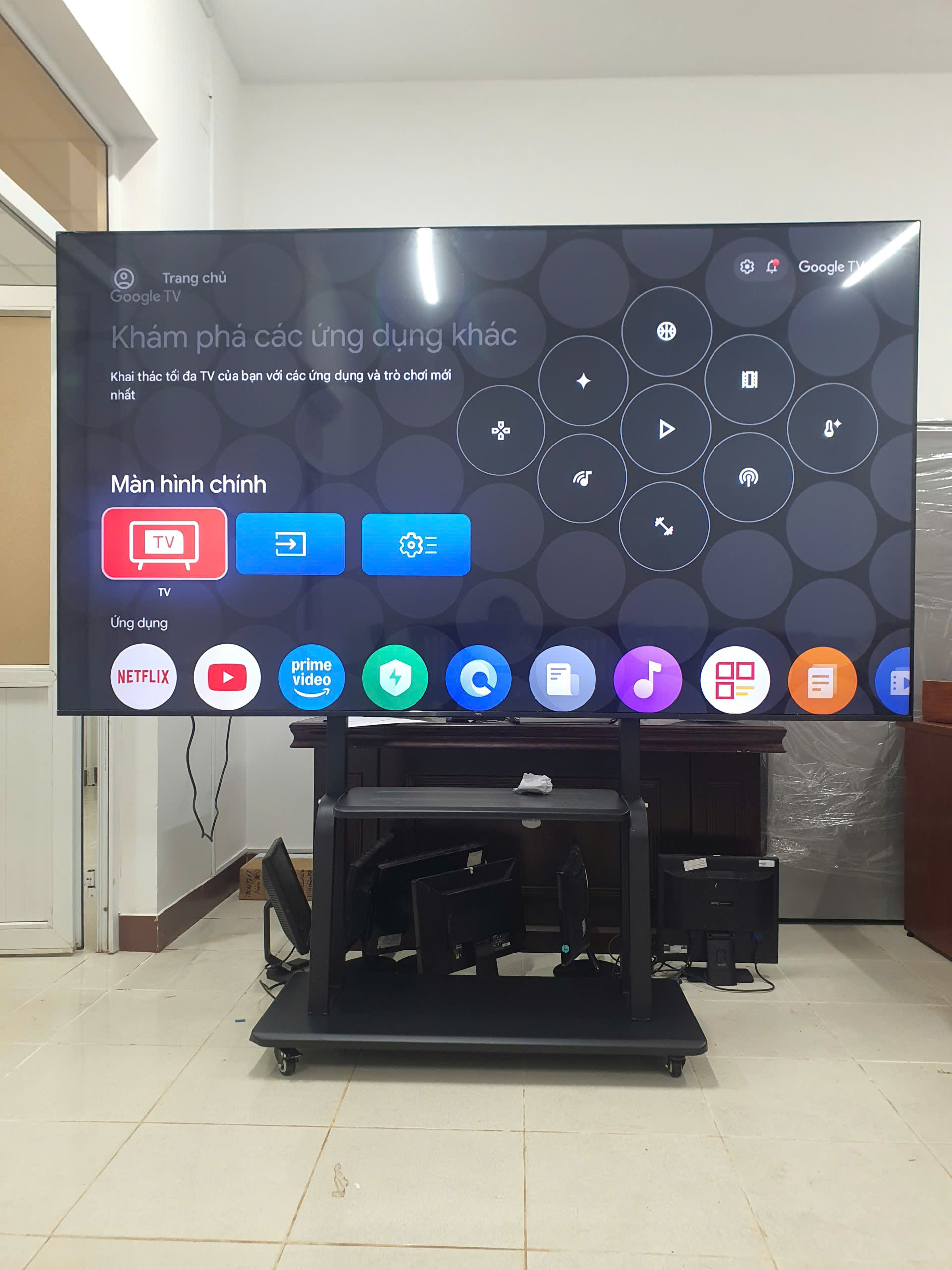Khung kệ treo màn hình tivi, bảng tương tác di động Apollo 1800 kích thước 60 ”– 100“ tải trọng 150kg - Hàng nhập khẩu