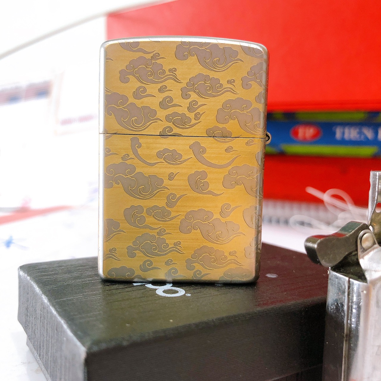 Bật lửa Ziippo Satin khắc ăn mòn Rồng vờn châu, Vỏ bằng đồng có tem đỏ