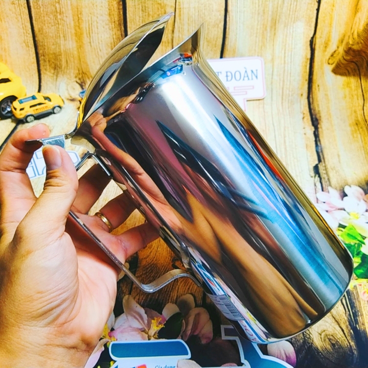Ca Inox rót Có Nắp liền quai Inox 304 dung tích 2 lít. Ca thon gọn, nắp liên quai thuận lợi dùng rót trà, rót soup, rót nước, cà phê phục vụ tại bàn chuyên nghiệp và thuận lợi