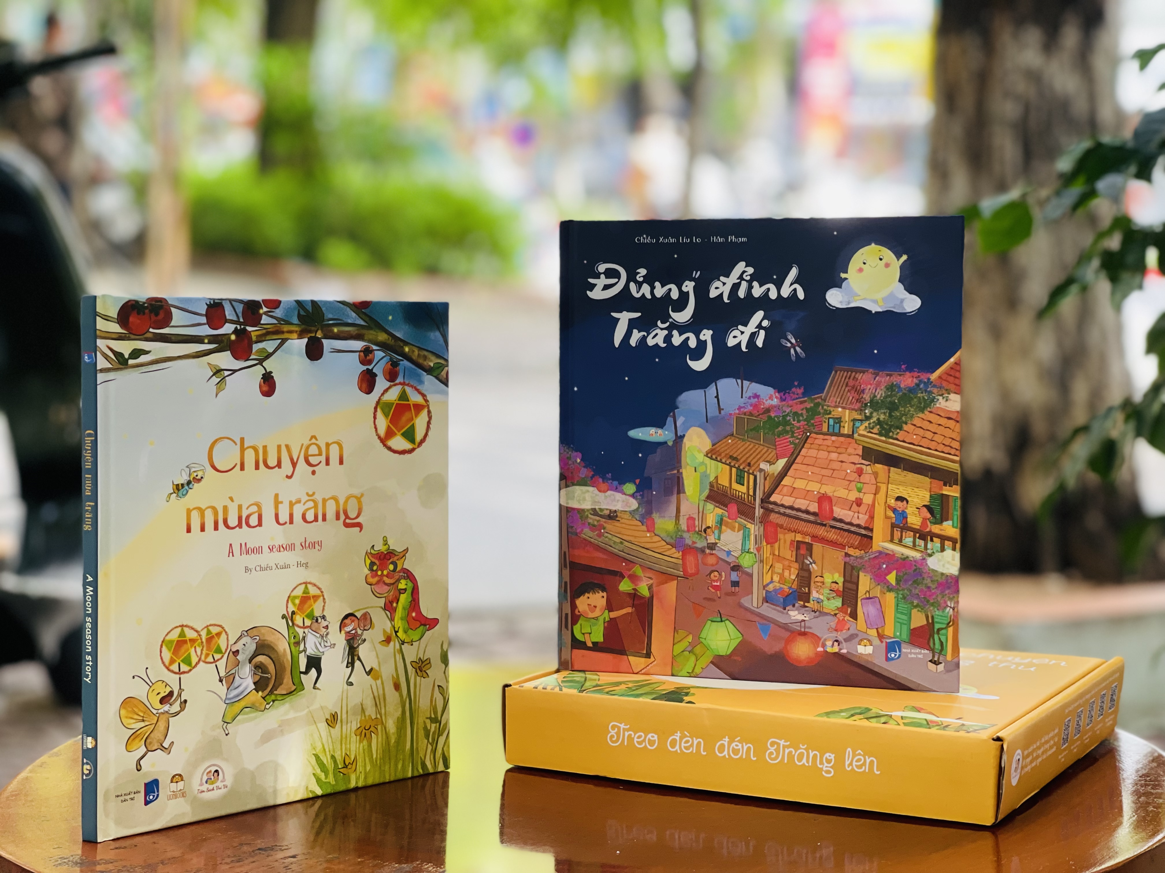 [Boxset dạng hộp quà Trung Thu gồm 2 cuốn bao gồm sticker, bookmark] Kể Chuyện Trung Thu gồm CHUYỆN MÙA TRĂNG và ĐỦNG ĐỈNH TRĂNG ĐI – LionBooks – Quét QR ra hiệu ứng Motion – Bìa cứng in màu toàn bộ