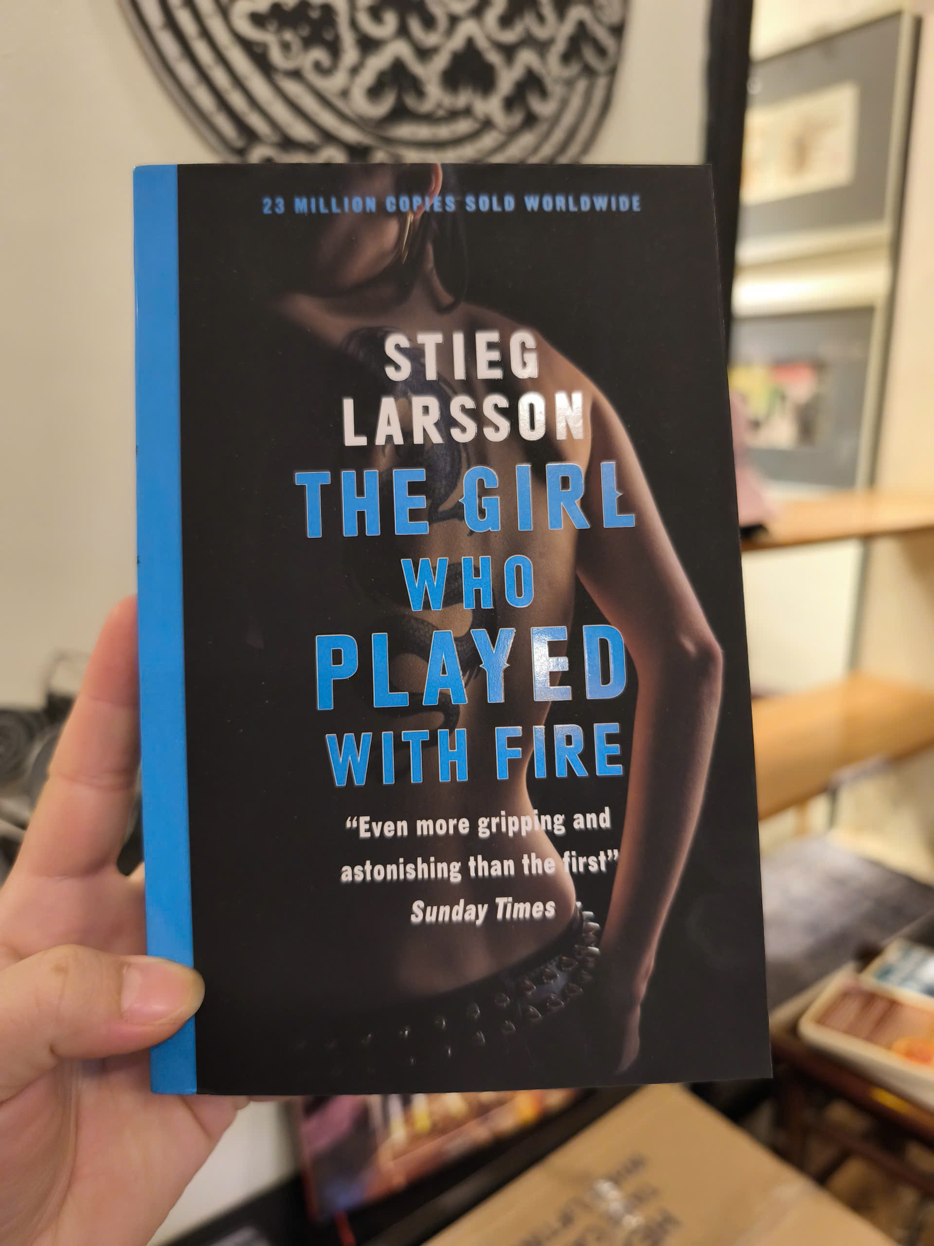 Sách - The Girl Who Played with Fire by Stieg Larsson | Mystery Thriller / Ngoại văn Nhập khẩu UK