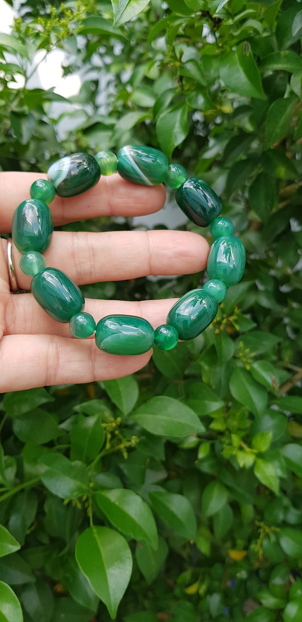 Vòng tay nữ đá mã não xanh cánh sen đậm phối kiểu hạt thống hạt tròn Size hạt 13mm Màu xanh cánh sen đậm vân tự nhiên rẻ xinh đẹp ạ