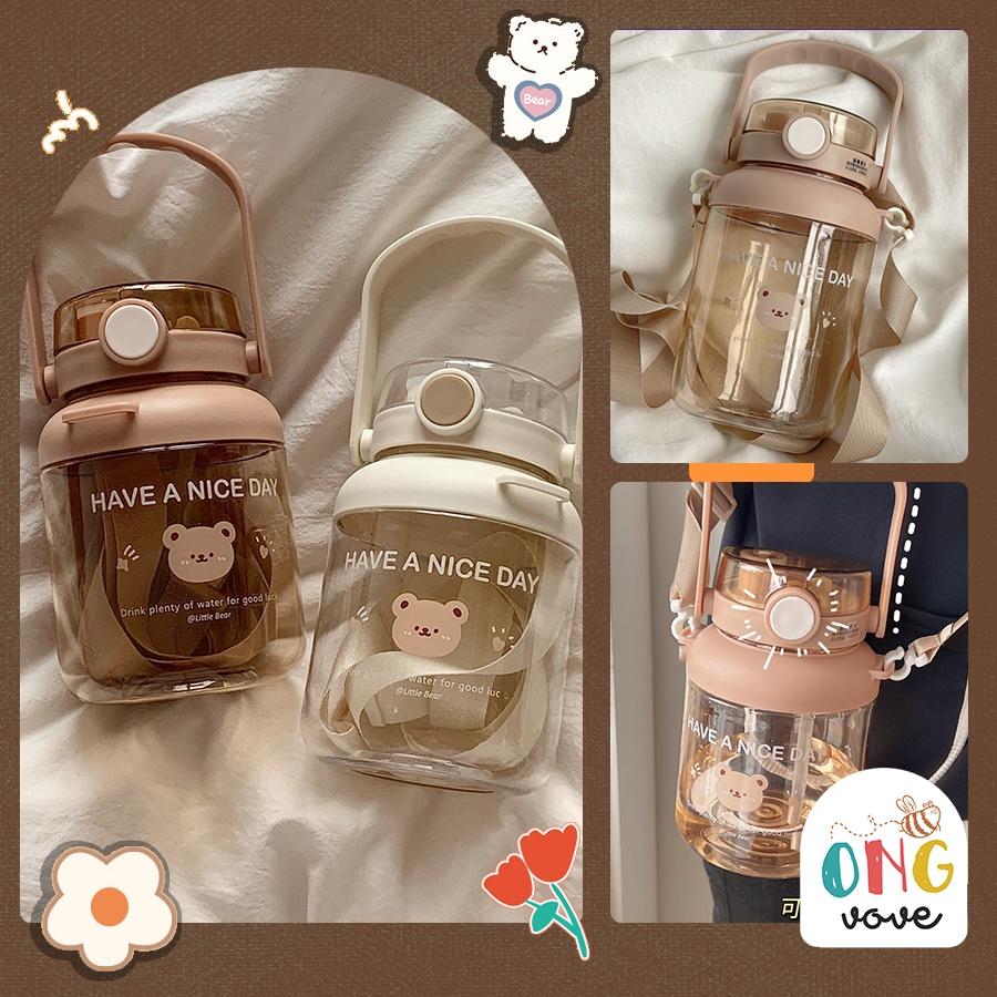 Bình nước cute hình gấu 1000ml dễ thương có quai xách và ống hút cô gái, bình đựng nước cho bé Gấu nâu be Ongvove BN