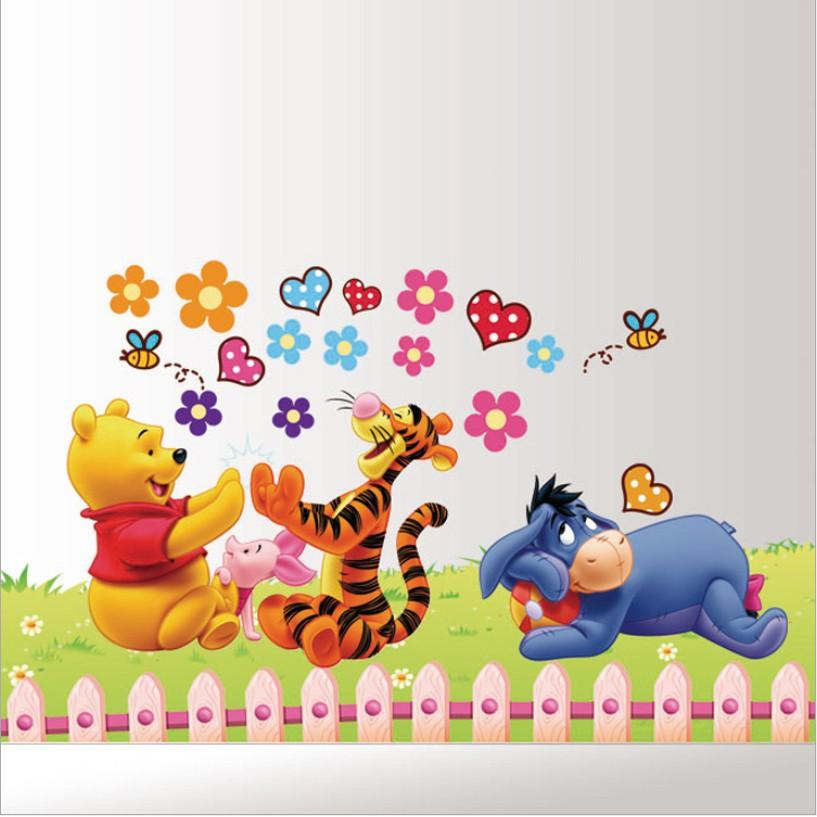 Decal trang trí tường - Gấu Pooh nhỏ vui chơi sân vườn