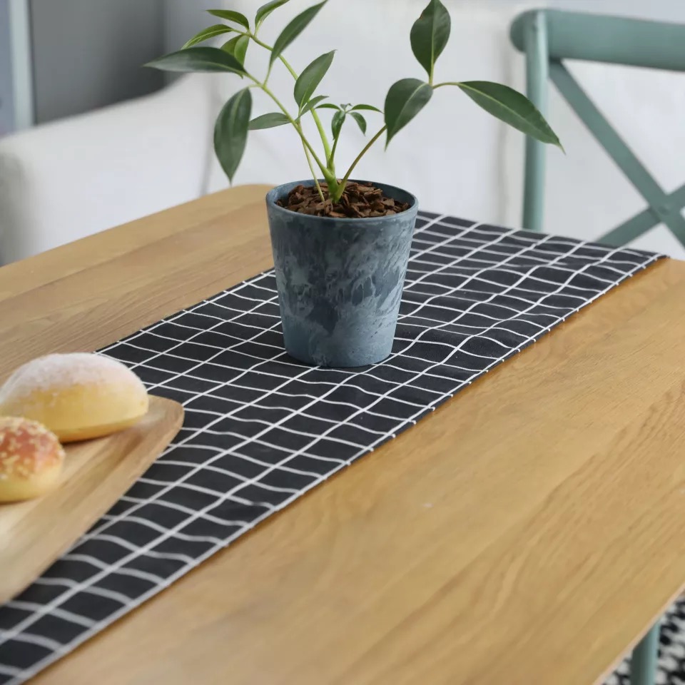 Khăn trải bàn table runner vải bố - Họa tiết Caro đen - mẫu A02