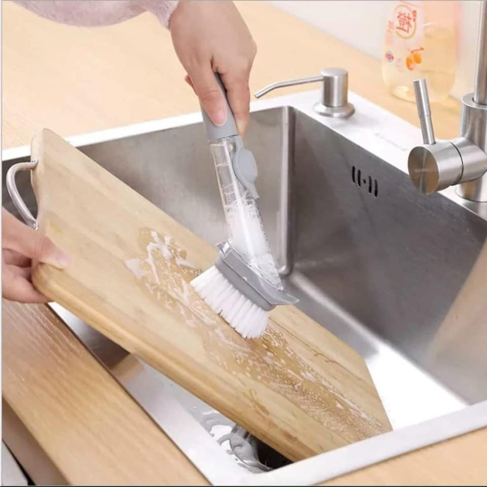 Cọ rửa chén tích hợp ống đựng xà phòng tay cầm dài tiện dụng cho nhà bếp