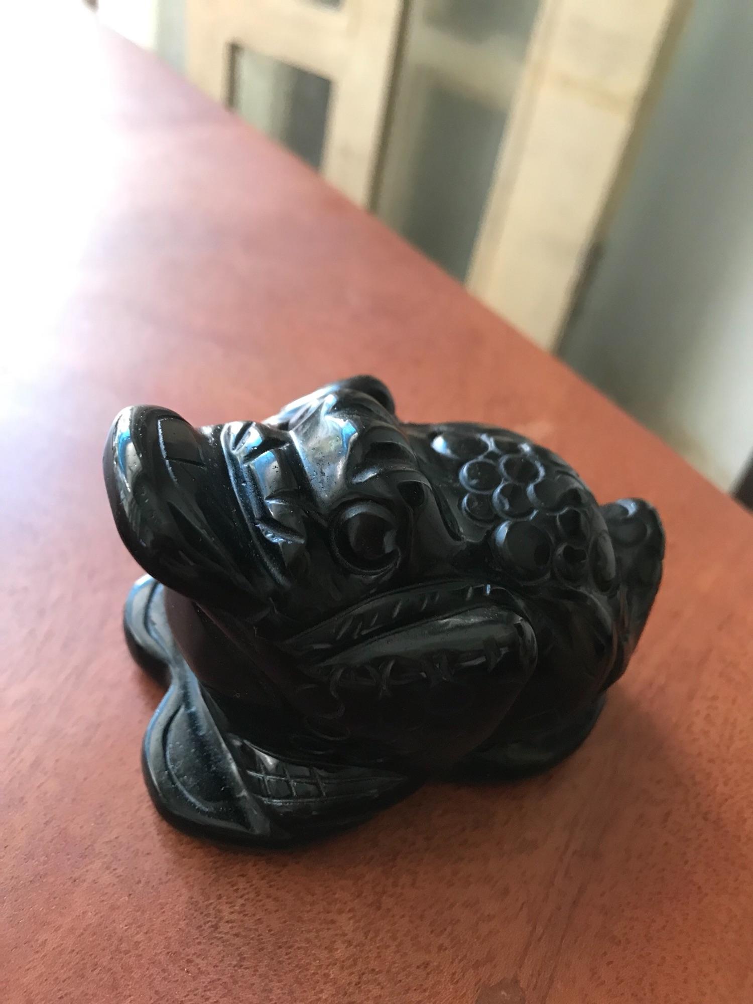 Tượng Cóc Thiềm Thừ Phong Thủy Đá Bồ Kết Đen Tự Nhiên Size Nhỏ Dài 9cm đk 5cm Anh Chị mệnh Thủy mệnh Mộc trưng bàn , bàn thờ thần tài hay trong két sắt tốt ạ