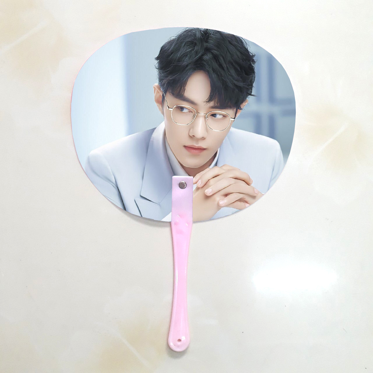 Qụat cầm tay Tiêu Chiến