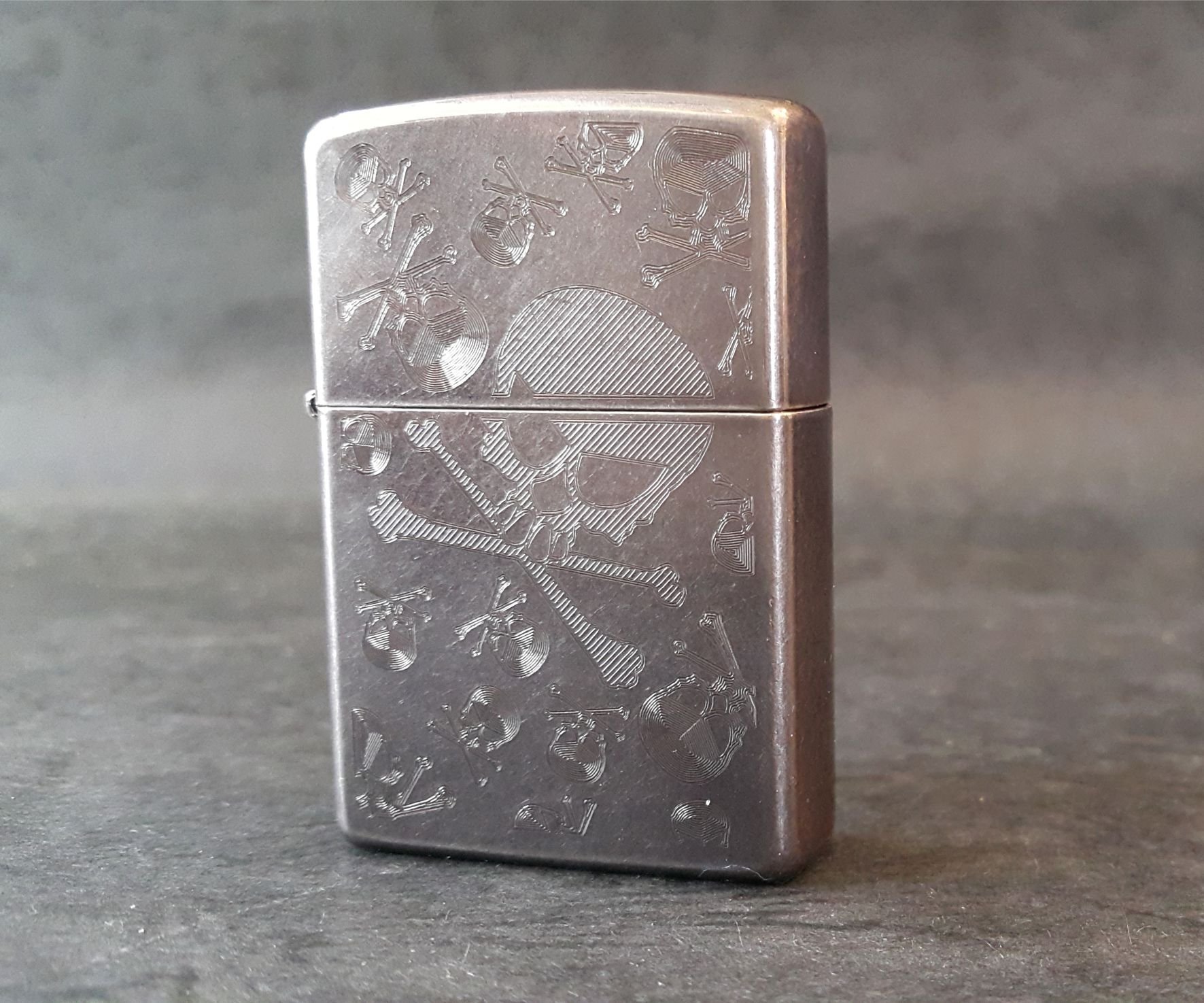 Bật Lửa Zippo Iced Skulls Gray Dusk 28685