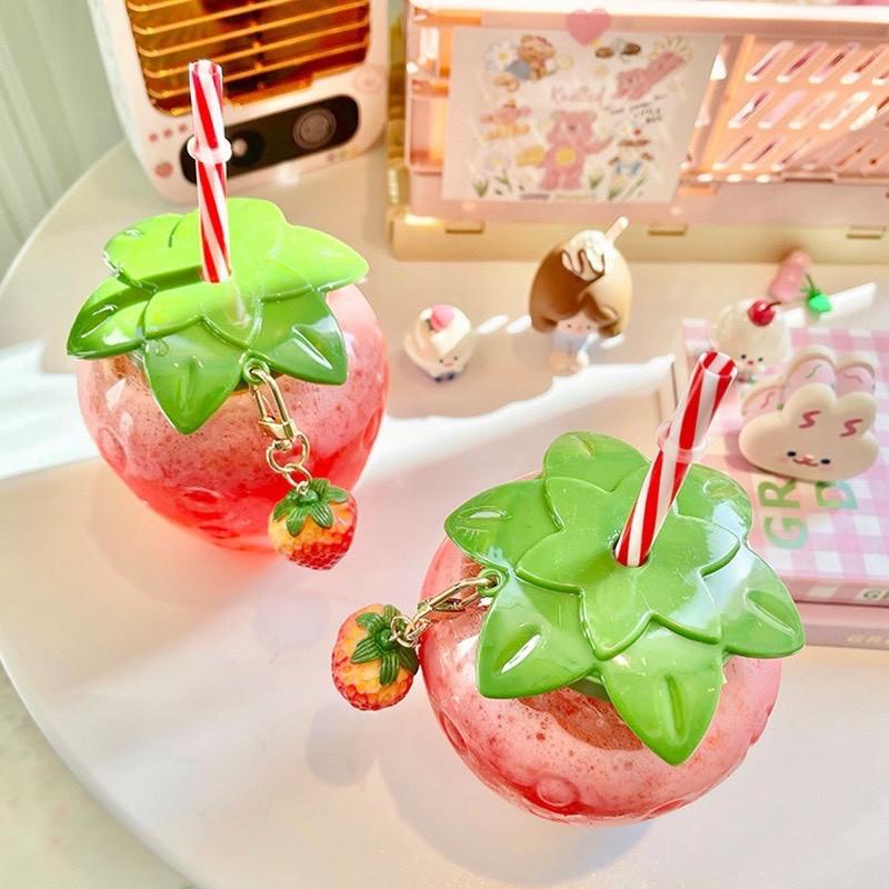 Bình Nước Nhựa Họa Tiết Trái Dâu Hoạt Hình Dễ Thương - Tặng Kèm Ống Hút và Móc Khóa