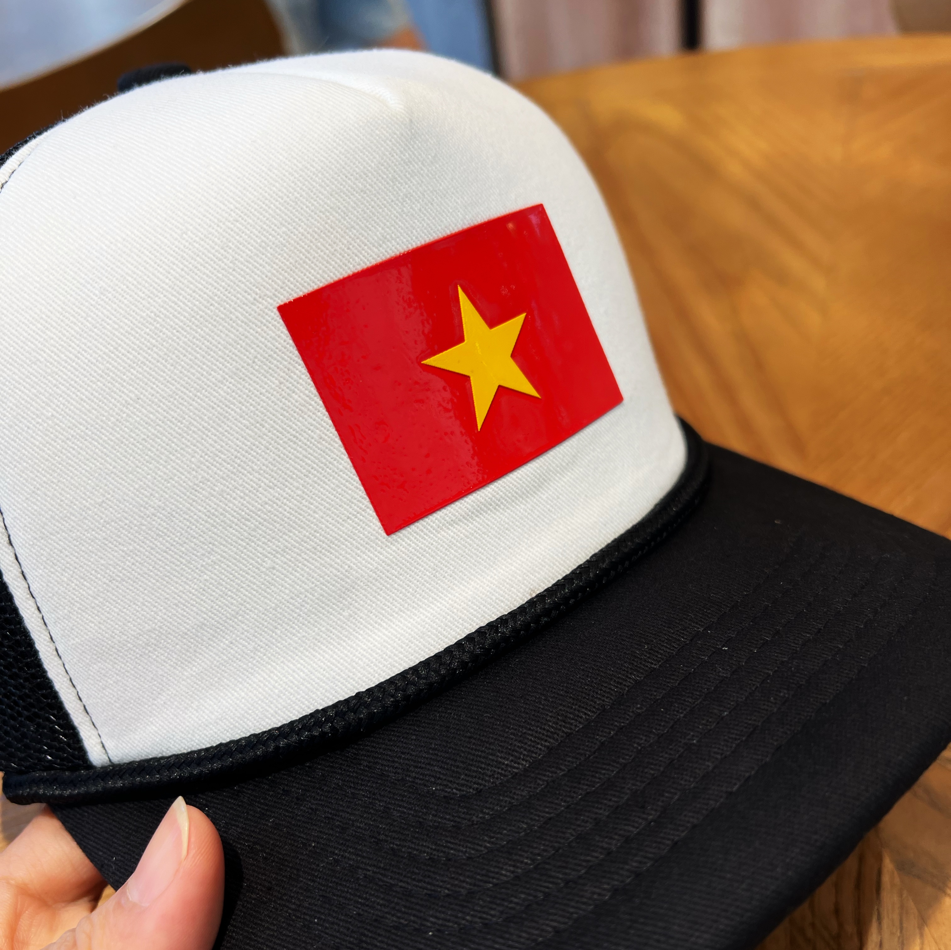 Nón Mút Foam Lưỡi Trai Vành Cong fom Trucker logo lá cờ Việt Nam chất liệu silicon nổi 3D LƯỚI  quai cài nút Brand One Hat - nón thuộc dòng gọn fom