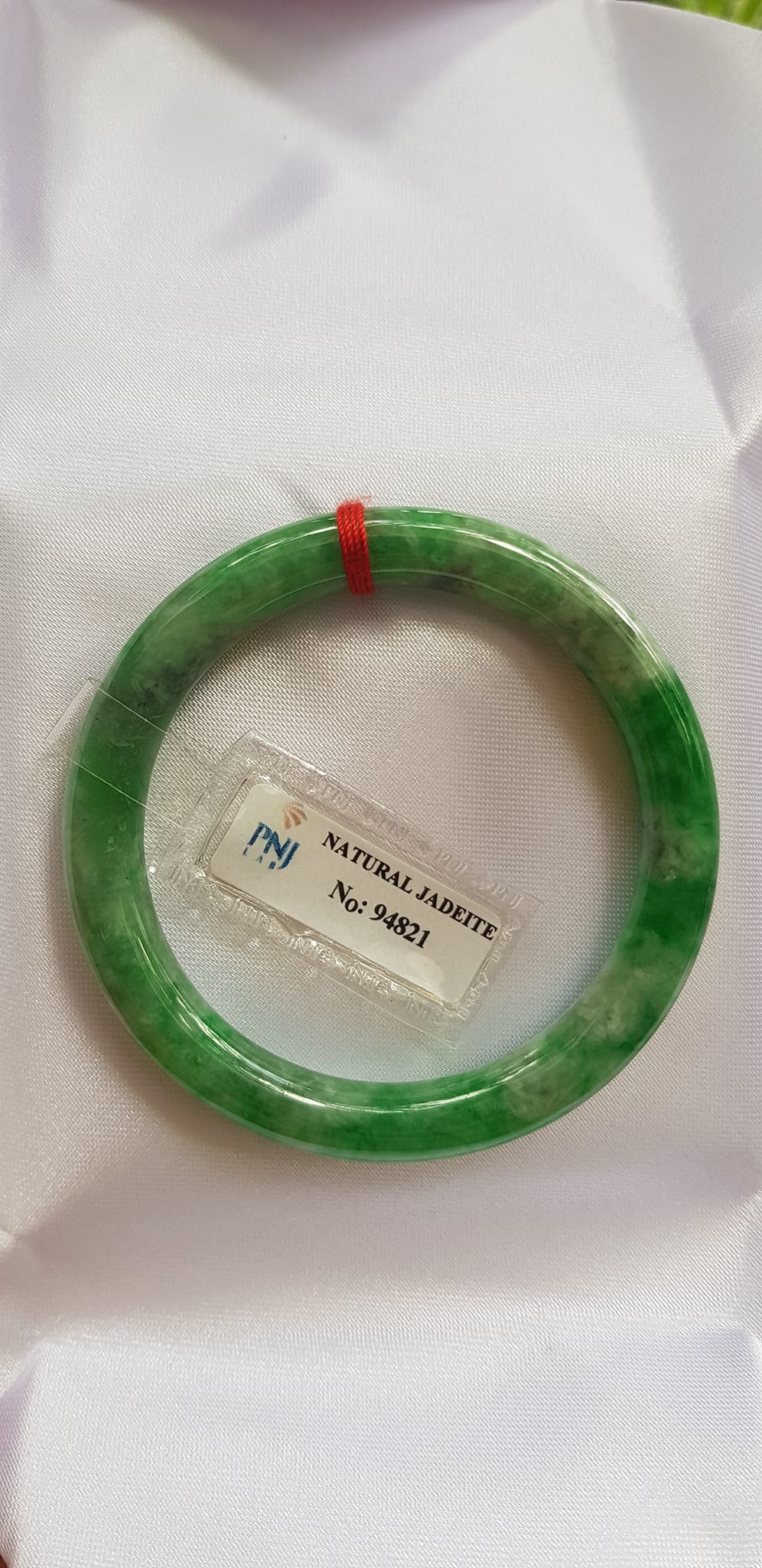 Vòng Cẩm Thạch tự nhiên Đậu Lý 48mm x cọng 7,2mm vòng kiểm định P No 94821 Màu Xanh lý tươi đậu bông trắng xíu vân phớt xám nhẹ rất xinh nữ tay nhỏ 35kg - 48kg đeo ạ