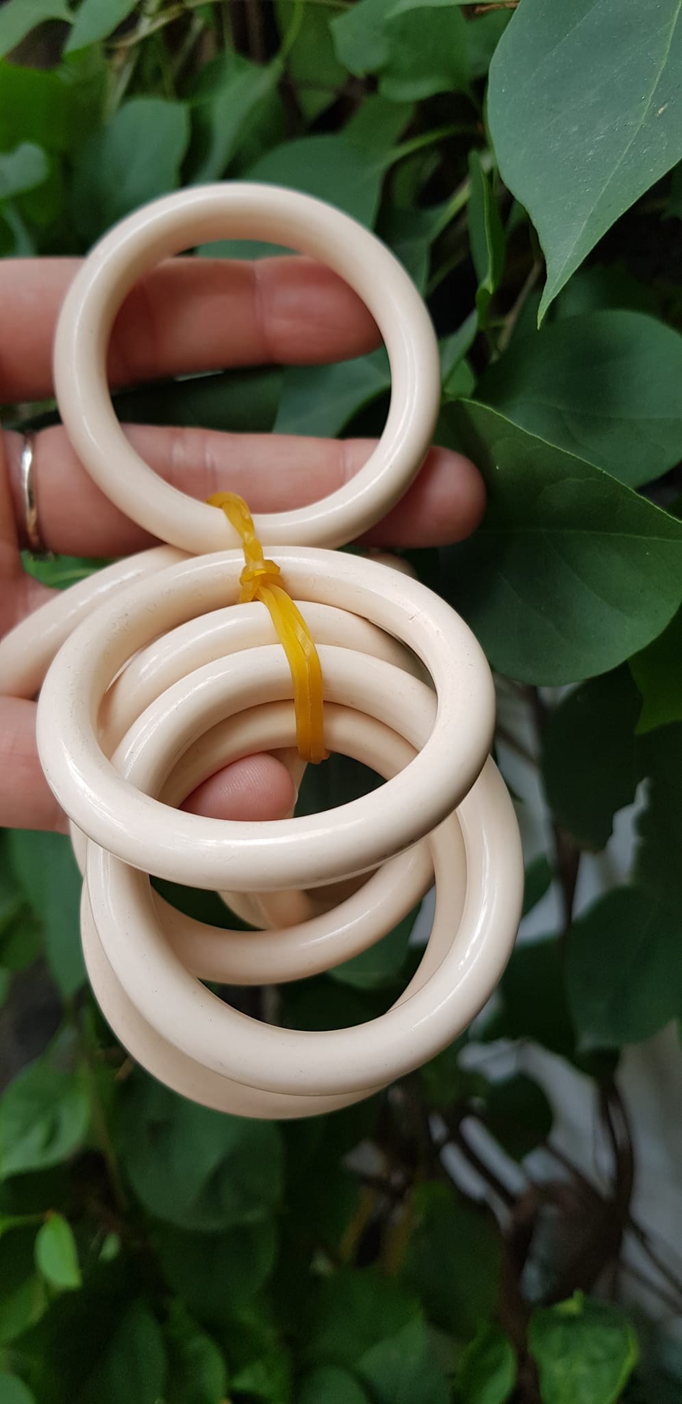Vòng Đeo Tay Cho Bé Trai Gái đeo từ 1 tuổi -dưới 4 tuổi Màu Trắng Giả Ngà Hay Gọi Xương Mỹ Nghệ tròn đẹp Vòng cho em bé đeo Ni 39mm x cọng 7mm shop giao bất kỳ đồng giá rẻ mà đẹp xinh tay ạ