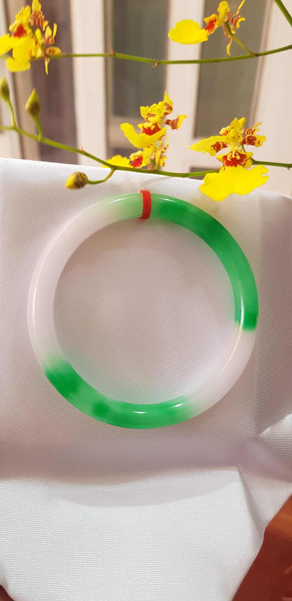 Vòng tay đá Cẩm Thạch mới TR Lý 51mm x cọng 6,2mm Màu Xanh lý 2 bên trắng đều đẹp Nữ 50kg - 53kg đeo lên xinh tay lắm luôn ạ món quà tặng ý nghĩa ạ