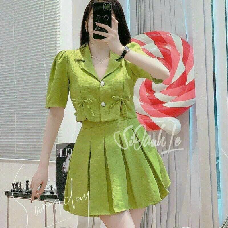 Sét áo vest phom lửng đính nơ và chân váy xoè xếp ly